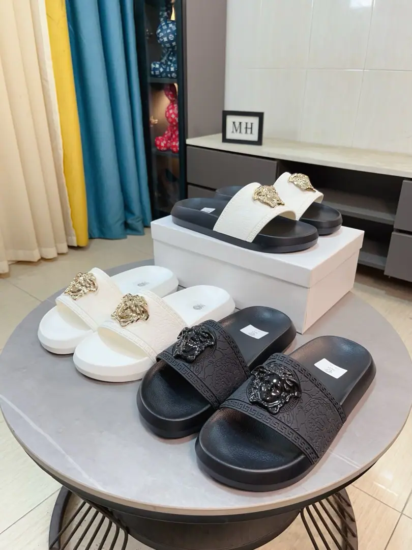 Get out of the factory.🌸🌸【VERSACE】The Van Schultzer's new men's leisure slipper series.！1:1Review🔥Global limit💯The shoe face is imported into the original single-surface➕The plains.💯Men's shoes.: 38-44