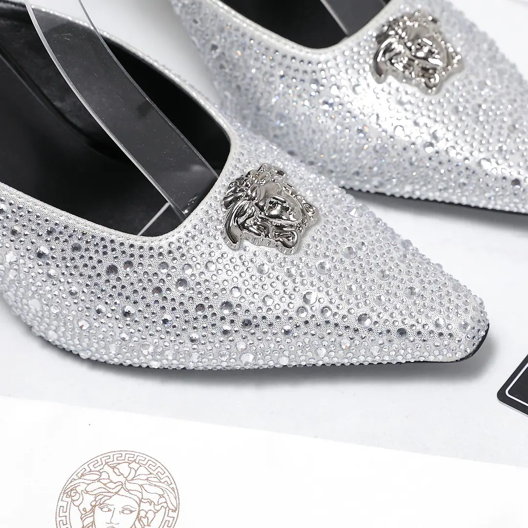 The drills are hot. VersaceVersace. 𝟐𝟎𝟐6/𝐒𝐒 GIANNI RIBBON Medusa butterfly with heels. There's a front. Medusa Butterfly knots., - We're using classics.'nastro Gianni'Sew _______________________ The overseas hot-market champion.🏆 YBUnanimously.‼Original shoe development, model🆗 The big fashion bloggers and stars., Red, We're already on the same team., ♪ So beautiful ♪, It's so impressive.！ …………………………………………………… ꫛꫀꪝ Go➫ Material ❶Shoe.: Painted skin. ❷Inside, put your feet on the inside.:Import of quality goat skin ❸He's tall.: 8.5cm ❹Shoes under the sole.: ItalyItalyBig-ass cow. ❺Codes: 𝟑𝟓-𝟒𝟏（𝟒𝟎/𝟒𝟏/42Custom without re-offer） ❼Packaging: Full original package ❽Level: Top Version