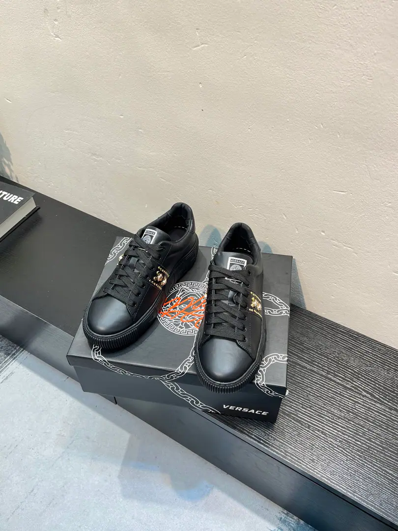 【Versace】Vancetor's little white shoes and leisure shoes., The cabinet is on the market.！Head-decked cow skin.➕In the cow's skin., Designed to be absolutely luxurious., Leading the new fashion concept. Codes: 36-44, 45🉑️Do it.