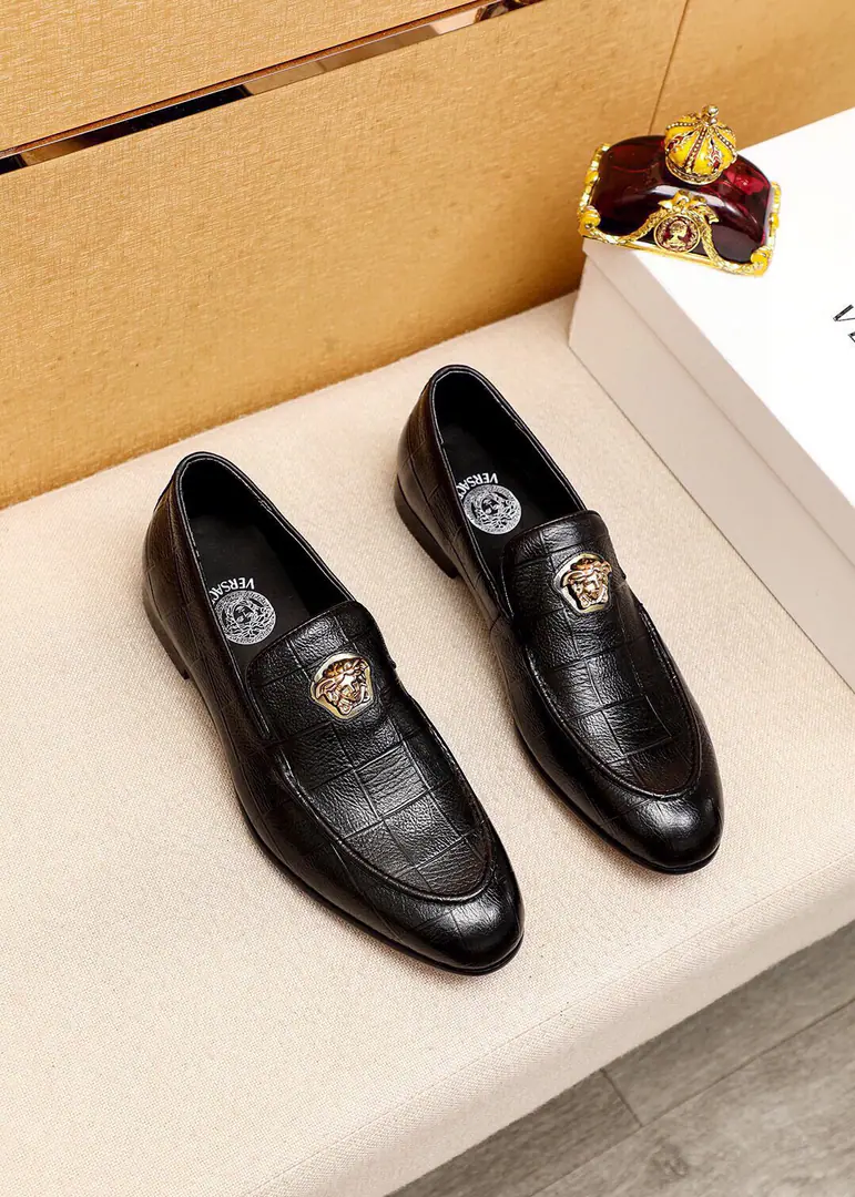 💐 Trade marks: VERSACE「Versace.」Leisure shoes. Positive code number: 38-44（45.46.47🉑️Custom） Commodity materials: Select Importing the head layer of a cow's skin on the face of a flower shoe.+Luxury hardware button., Imported water-tied cattle🐂Pioneer.. Strong stereo visual effects, Original Base Yin. Colour: 1⃣️Colour Optional