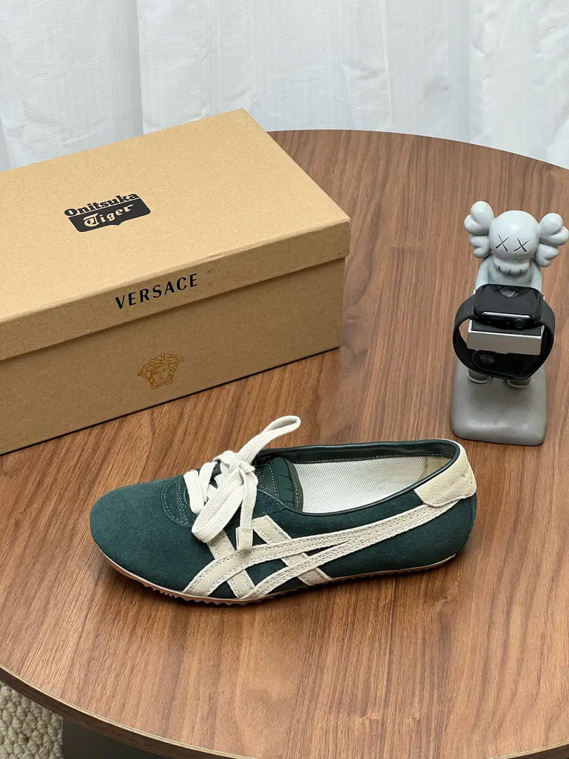 It's so exclusive.（Top Version） Onitsuka Tiger x Versace Joint Series These two tigers.&The Van Schultz joint shoe money is a very luxurious conversation. The shoes are classic.TAI-CHIShoes are the base. The best from the Tonji County Factory in Japan The top-of-the-art leather is chosen to be combined with the skin. Hand- polished by craftsmen It's a unique retrograde taste. The mark of the tiger claws by the double stitch. The tongue of the shoes is wrapped in a golden Medusa with a nailing process. Show them in detail.VersaceThe luxury gene. These aren't just shoes. And a walking art that combines motion genes with high-level detail. Size: 35-40(40Do it.) Coherent package with original‼️‼️