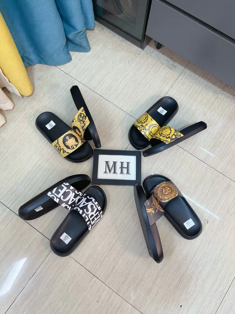 Get out of the factory.🌸🌸【VERSACE】The Van Schultzer's new men's leisure slipper series.！1:1Review🔥Global limit💯The shoe face is imported into the original single-surface➕The plains.💯Men's shoes.: 38-44