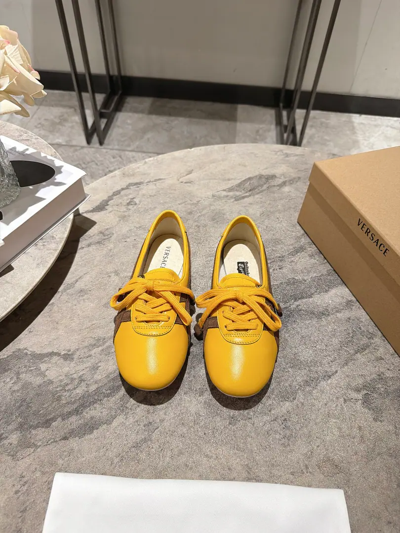 Onitsuka Tiger x Versace Joint Series🔥🔥 These two tigers.&The Van Schultz joint shoe money is a very luxurious conversation.. The shoes are classic.TAI-CHIShoes are the base., The best from the Tonji County Factory in Japan, The top-of-the-art leather is chosen to be combined with the skin., Hand- polished by craftsmen, It's a unique retrograde taste.. The mark of the tiger claws by the double stitch., The tongue of the shoes is wrapped in a golden Medusa with a nailing process., Show them in detail.VersaceThe luxury gene.. These aren't just shoes., And a walking art that combines motion genes with high-level detail.✅✅ Codes: 35-40(40Do it.) Coherent package with original‼️‼️