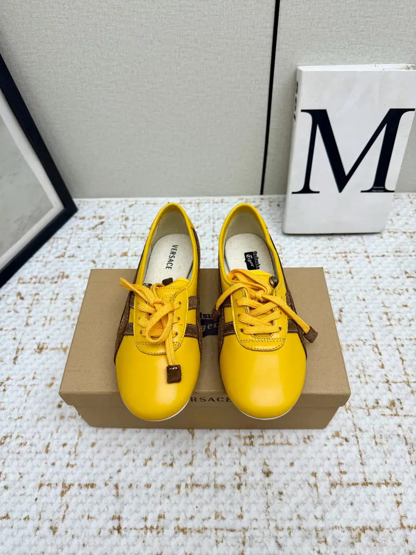 Get out of the factory.（High Version) Onitsuka Tiger x Versace Joint Series🔥🔥 These two tigers.&The Van Schultz joint shoe money is a very luxurious conversation.. The shoes are classic.TAI-CHIShoes are the base., The best from the Tonji County Factory in Japan, The top-of-the-art leather is chosen to be combined with the skin., Hand- polished by craftsmen, It's a unique retrograde taste.. The mark of the tiger claws by the double stitch., The tongue of the shoes is wrapped in a golden Medusa with a nailing process., Show them in detail.VersaceThe luxury gene.. These aren't just shoes., And a walking art that combines motion genes with high-level detail.✅✅ Codes: 35-40(40Do it.) Coherent package with original‼️‼️