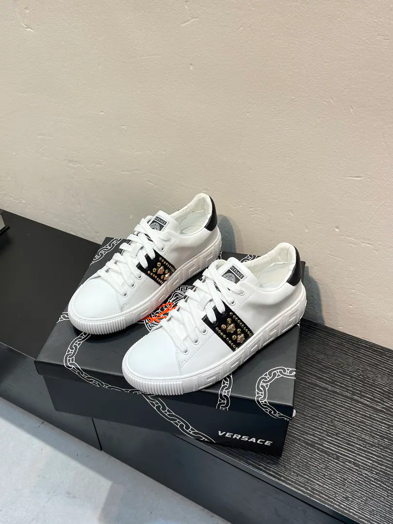 【Versace】Vancetor's little white shoes and leisure shoes., The cabinet is on the market.！Head-decked cow skin.➕In the cow's skin., Designed to be absolutely luxurious., Leading the new fashion concept. Codes: 36-44, 45🉑️Do it.