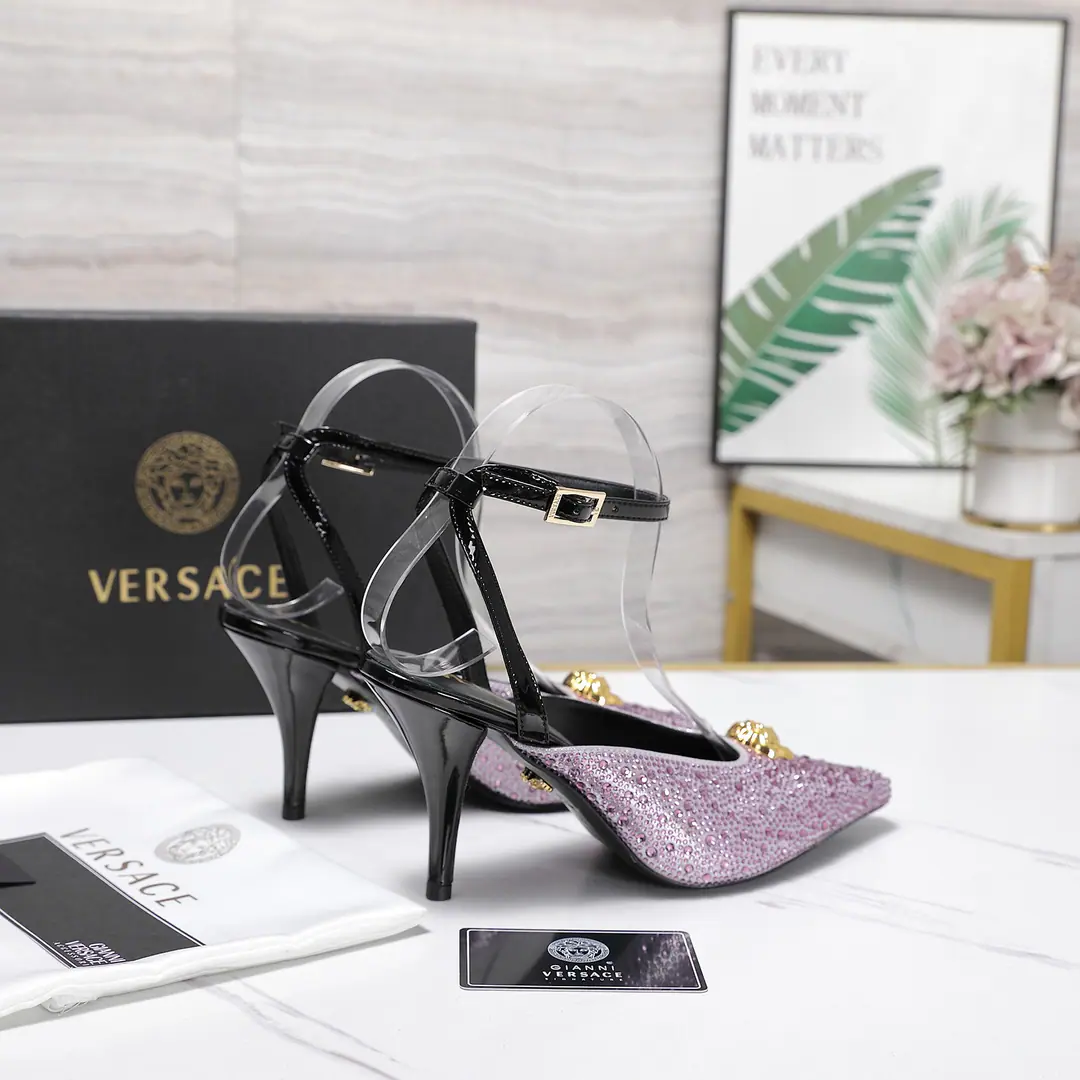 The drills are hot. VersaceVersace. 𝟐𝟎𝟐6/𝐒𝐒 GIANNI RIBBON Medusa butterfly with heels. There's a front. Medusa Butterfly knots., - We're using classics.'nastro Gianni'Sew _______________________ The overseas hot-market champion.🏆 YBUnanimously.‼Original shoe development, model🆗 The big fashion bloggers and stars., Red, We're already on the same team., ♪ So beautiful ♪, It's so impressive.！ …………………………………………………… ꫛꫀꪝ Go➫ Material ❶Shoe.: Painted skin. ❷Inside, put your feet on the inside.:Import of quality goat skin ❸He's tall.: 8.5cm ❹Shoes under the sole.: ItalyItalyBig-ass cow. ❺Codes: 𝟑𝟓-𝟒𝟏（𝟒𝟎/𝟒𝟏/42Custom without re-offer） ❼Packaging: Full original package ❽Level: Top Version