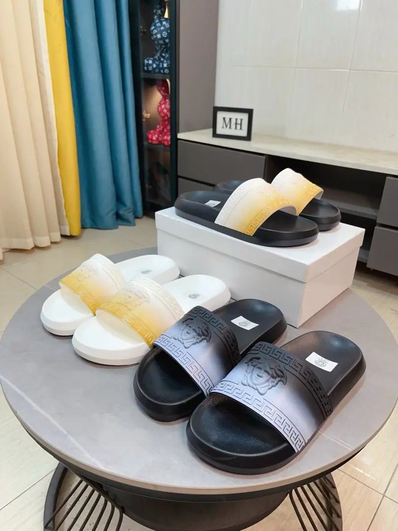Get out of the factory.🌸🌸【VERSACE】The Van Schultzer's new men's leisure slipper series.！1:1Review🔥Global limit💯The shoe face is imported into the original single-surface➕The plains.💯Men's shoes.: 38-44