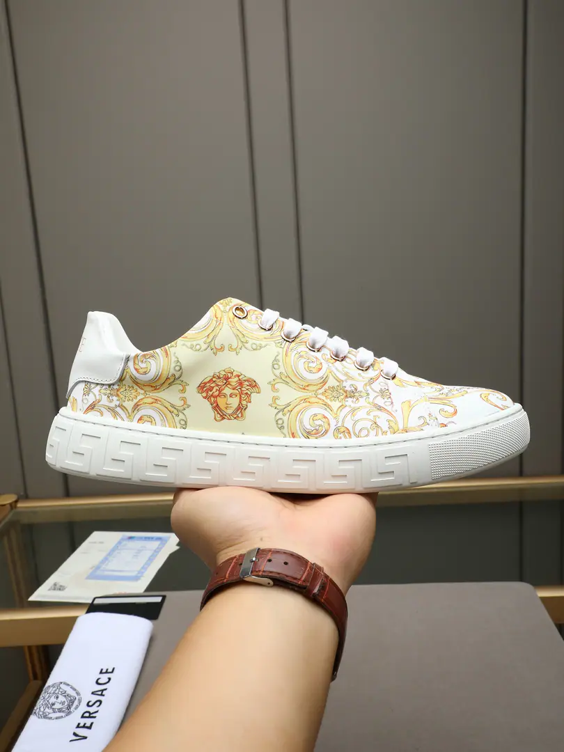 P 🔥🔥VERSACEVan Schultz's latest fashion and leisure shoes.！ Fabulous.:Import van Schultz for waterproofing. Uchi.:In the skin of the sheep. The original base is the bottom of the picture. Size:38-44（45I'll make sure I don't change it.）