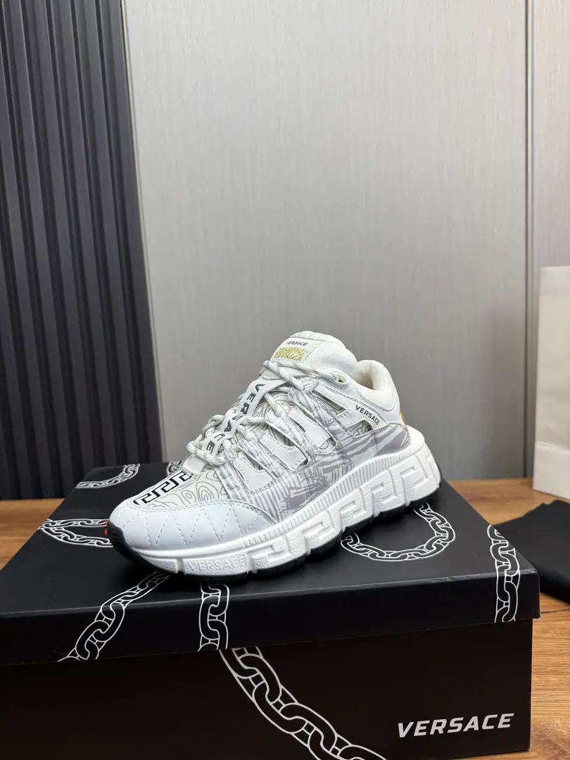 Plant Couple money.（All colors.）❤️💚 Versace.Versace's latest entertainment pops shoes.👟 A couple., Original colored hand-off shoes Fabulous.:Cow-skin fabric. Uchi.:I'm gonna get some air from my sneakers. Otsumi!:TPUOriginallogoThe beauty is so big. Size:35-46（45.46I'll make sure I don't change it.）