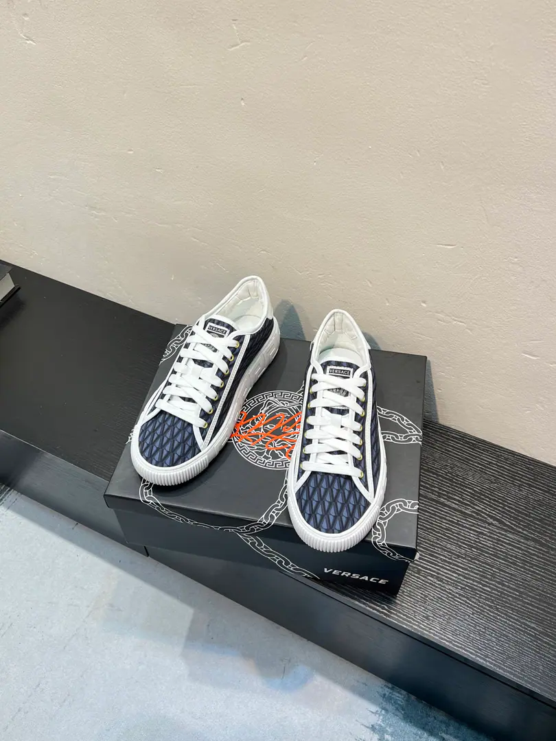 【Versace】Vancetor's little white shoes and leisure shoes., The cabinet is on the market.！Head-decked cow skin.➕In the cow's skin., Designed to be absolutely luxurious., Leading the new fashion concept. Codes: 36-44, 45🉑️Do it.