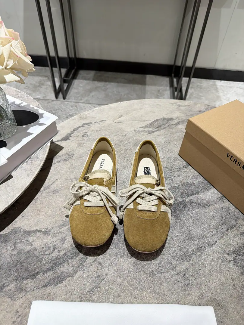 Onitsuka Tiger x Versace Joint Series🔥🔥 These two tigers.&The Van Schultz joint shoe money is a very luxurious conversation.. The shoes are classic.TAI-CHIShoes are the base., The best from the Tonji County Factory in Japan, The top-of-the-art leather is chosen to be combined with the skin., Hand- polished by craftsmen, It's a unique retrograde taste.. The mark of the tiger claws by the double stitch., The tongue of the shoes is wrapped in a golden Medusa with a nailing process., Show them in detail.VersaceThe luxury gene.. These aren't just shoes., And a walking art that combines motion genes with high-level detail.✅✅ Codes: 35-40(40Do it.) Coherent package with original‼️‼️