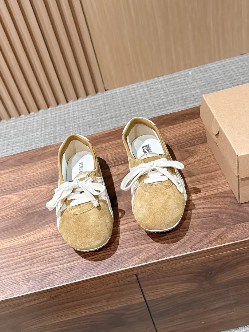 VERSACE x Onitsuka Tiger Van Schultz. A shallow mouth with a lazy, unretroactive feeling with a German shoe., A narrow-cut roundhead shoe type that's smooth and smooth., The shoe line is long and thin., Narrow, layout, foot., - Yes., The meat and feet have a good modifier effect., The strap-on-the-strap is flexible.. It's a mix of leisure and light and luxury., No color.. Retrotune and upper foot comfort., I want a nice, warm, everyday leisure shoe., This shallow mouth with the German shoes is a rare item for daily travel.. Shoe.: Bullskins./Cows are counter-feat. Uchi.: Bullskins. Otsumi!: Original version to open size: 35-40Code（40Code custom is not to be changed）