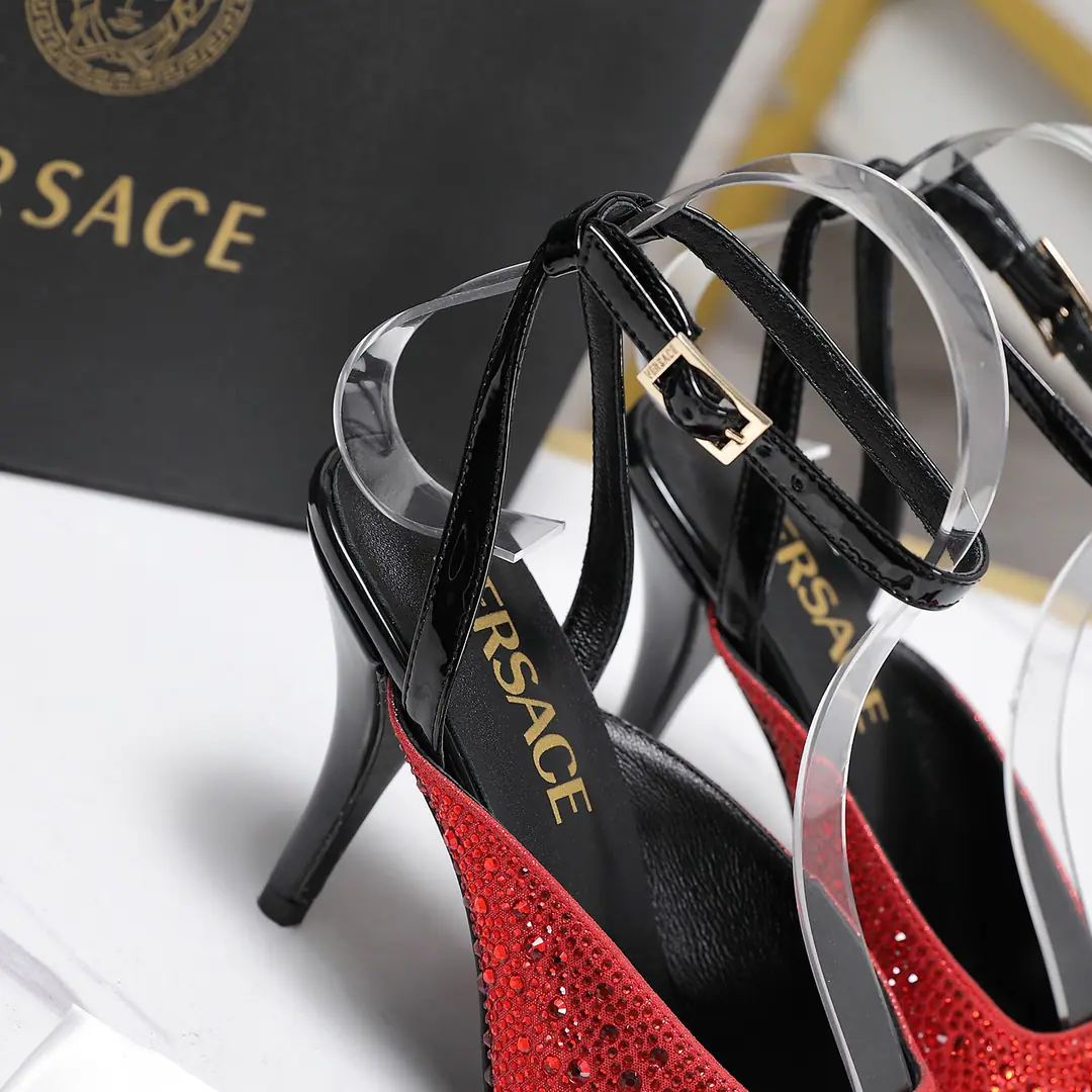The drills are hot. VersaceVersace. 𝟐𝟎𝟐6/𝐒𝐒 GIANNI RIBBON Medusa butterfly with heels. There's a front. Medusa Butterfly knots., - We're using classics.'nastro Gianni'Sew _______________________ The overseas hot-market champion.🏆 YBUnanimously.‼Original shoe development, model🆗 The big fashion bloggers and stars., Red, We're already on the same team., ♪ So beautiful ♪, It's so impressive.！ …………………………………………………… ꫛꫀꪝ Go➫ Material ❶Shoe.: Painted skin. ❷Inside, put your feet on the inside.:Import of quality goat skin ❸He's tall.: 8.5cm ❹Shoes under the sole.: ItalyItalyBig-ass cow. ❺Codes: 𝟑𝟓-𝟒𝟏（𝟒𝟎/𝟒𝟏/42Custom without re-offer） ❼Packaging: Full original package ❽Level: Top Version