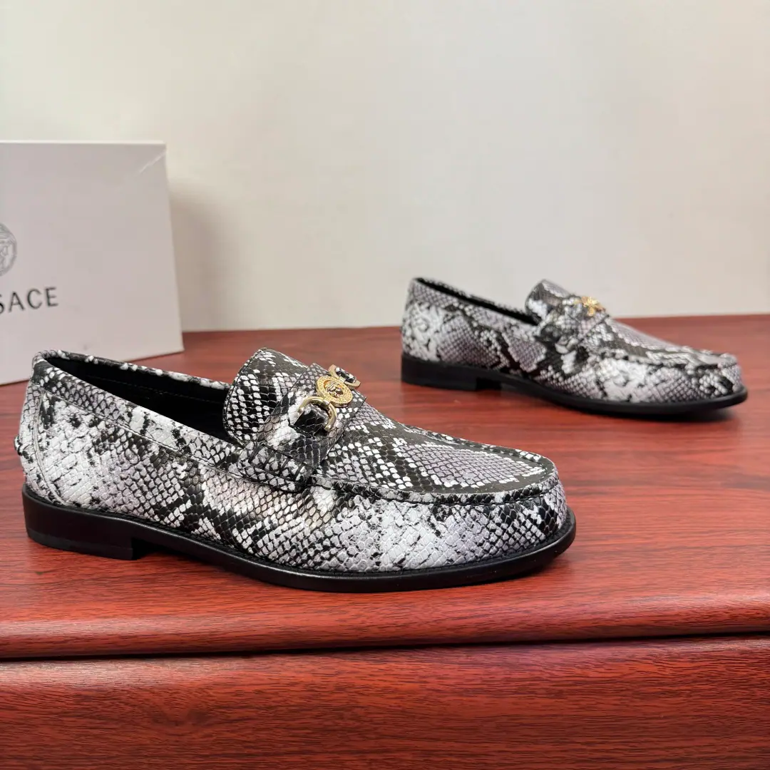 Versace/Versace. The new man is a real Pleasant Shoes., One foot and a shoe.！ Classic men's business van Schelver.: ♪ The luxury steps ♪, It's a self-contained form.！ When Versace The elegant contours of the classic Medusa badge meeting LeFleur Shoes., Every step becomes a luxury declaration.. Alligator tattoos and gravy leather re-engineer., The snakes' skins are a natural hymn., The bright surfaces are running through the light.. From the commercial stale atmosphere., To the casually shaped sexual accent, Multi-materials and colour precision fit different scenarios. A fine suffix of the metal button., Make the shoe-strap a whole-shaped pen., No need to make a mistake., It's easy to show a remarkable taste., ♪ And every time you step ♪, ♪ All the fashion rhythms of your own ♪. In the twigs., That's a big import.！Professionally rigorous process, Focus on details, I'm proud of your taste.！Full package！ Size: 39-40-41-42-43-44Skins size.（Customable38.45） The cargo.: 3592Snake. Gray
