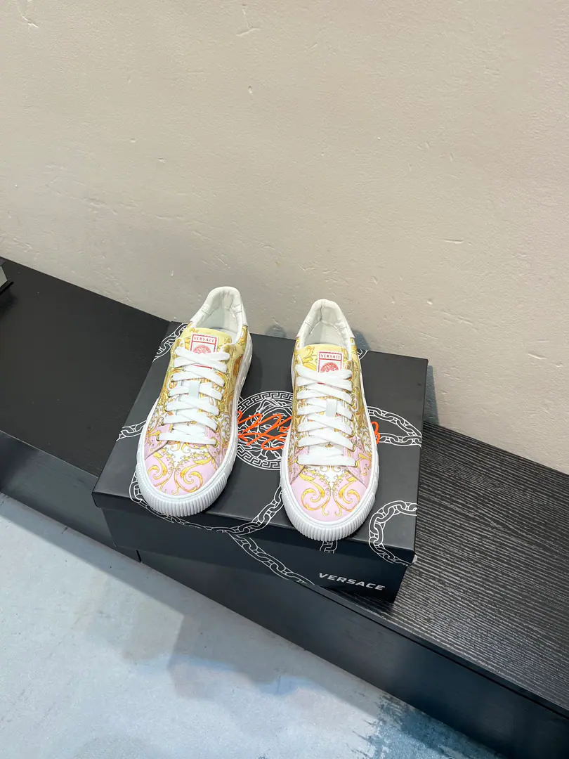 【Versace】Vancetor's little white shoes and leisure shoes., The cabinet is on the market.！Head-decked cow skin.➕In the cow's skin., Designed to be absolutely luxurious., Leading the new fashion concept. Codes: 36-44, 45🉑️Do it.