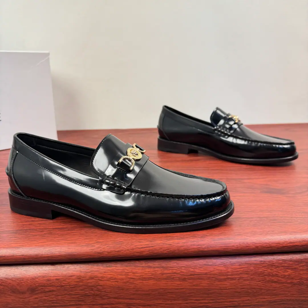 Versace/Versace. The new man is a real Pleasant Shoes., One foot and a shoe.！ Classic men's business van Schelver.: ♪ The luxury steps ♪, It's a self-contained form.！ When Versace The elegant contours of the classic Medusa badge meeting LeFleur Shoes., Every step becomes a luxury declaration.. Alligator tattoos and gravy leather re-engineer., The snakes' skins are a natural hymn., The bright surfaces are running through the light.. From the commercial stale atmosphere., To the casually shaped sexual accent, Multi-materials and colour precision fit different scenarios. A fine suffix of the metal button., Make the shoe-strap a whole-shaped pen., No need to make a mistake., It's easy to show a remarkable taste., ♪ And every time you step ♪, ♪ All the fashion rhythms of your own ♪. In the twigs., That's a big import.！Professionally rigorous process, Focus on details, I'm proud of your taste.！Full package！ Size: 39-40-41-42-43-44Skins size.（Customable38.45） The cargo.: 3592Black