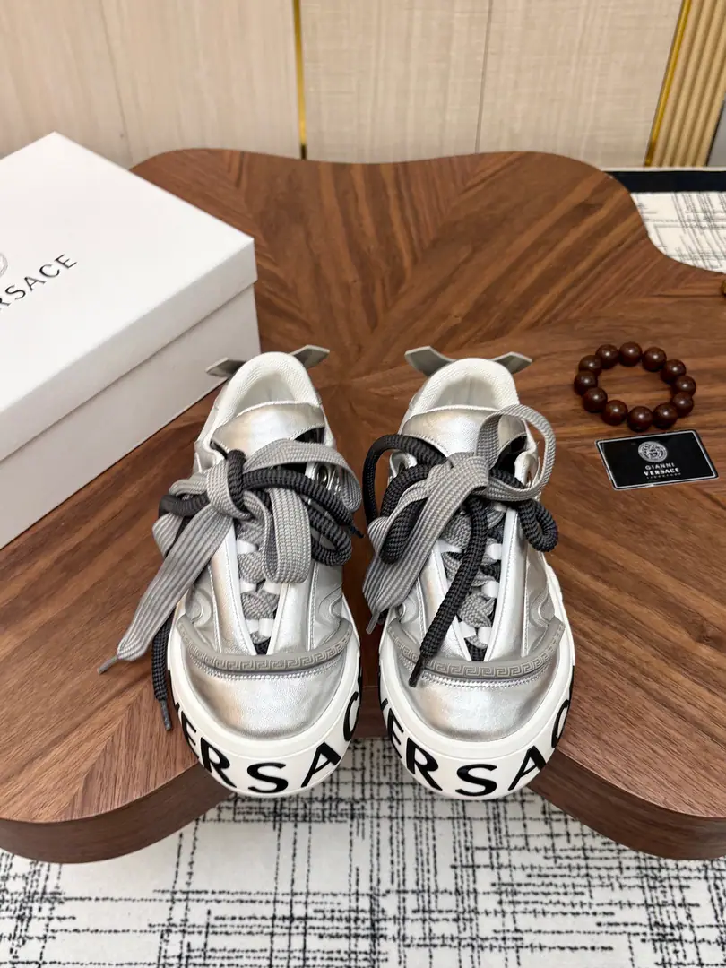 Get out of the factory. VERSACE——Versace. 2026New Series, Medusa's Men's Low-Little Shoes.！Use the most popular element development of the year！Tide！Personality！ Import head-decked cow skin➕Imported mats！Original version to open！Multi-Current Selection！39-44（38 45 46Do it.）