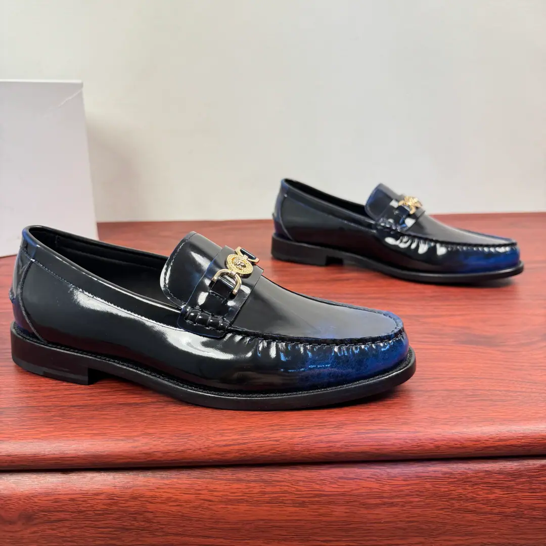 Versace/Versace. The new man is a real Pleasant Shoes., One foot and a shoe.！ Classic men's business van Schelver.: ♪ The luxury steps ♪, It's a self-contained form.！ When Versace The elegant contours of the classic Medusa badge meeting LeFleur Shoes., Every step becomes a luxury declaration.. Alligator tattoos and gravy leather re-engineer., The snakes' skins are a natural hymn., The bright surfaces are running through the light.. From the commercial stale atmosphere., To the casually shaped sexual accent, Multi-materials and colour precision fit different scenarios. A fine suffix of the metal button., Make the shoe-strap a whole-shaped pen., No need to make a mistake., It's easy to show a remarkable taste., ♪ And every time you step ♪, ♪ All the fashion rhythms of your own ♪. In the twigs., That's a big import.！Professionally rigorous process, Focus on details, I'm proud of your taste.！Full package！ Size: 39-40-41-42-43-44Skins size.（Customable38.45） The cargo.: 3592Gradient