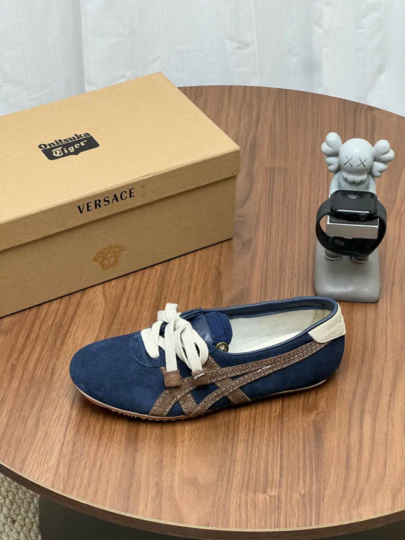 It's so exclusive.（Top Version） Onitsuka Tiger x Versace Joint Series These two tigers.&The Van Schultz joint shoe money is a very luxurious conversation. The shoes are classic.TAI-CHIShoes are the base. The best from the Tonji County Factory in Japan The top-of-the-art leather is chosen to be combined with the skin. Hand- polished by craftsmen It's a unique retrograde taste. The mark of the tiger claws by the double stitch. The tongue of the shoes is wrapped in a golden Medusa with a nailing process. Show them in detail.VersaceThe luxury gene. These aren't just shoes. And a walking art that combines motion genes with high-level detail. Size: 35-40(40Do it.) Coherent package with original‼️‼️