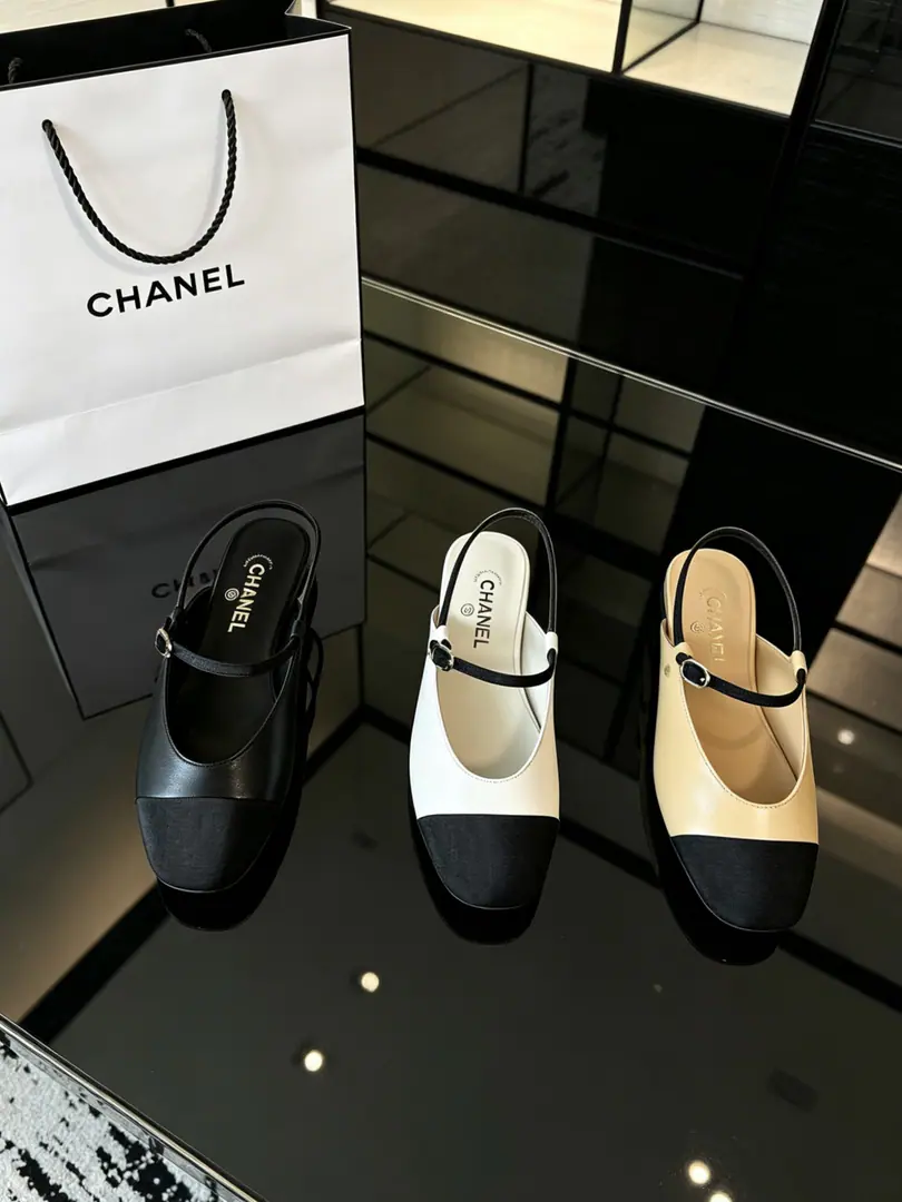 English Translation 2026 Latest Top-Grade Calfskin Outsole Edition | Authorized Boutique Quality Comes with exclusive CHANEL gift box packaging + free extra gift Chanel 26/A Spring & Summer Collection Two-tone Slingback Cap-Toe Pumps (Classic Cambon Style) Boutique-level craftsmanship, one of the perennial must-have classics. Updated design for 2026 that elevates your elegance and refined taste. Every material is custom-made to match the authentic original pairs, developed from genuine retail samples. An endlessly versatile essential, durable enough for daily wear or summer outings. Upper & Fabric: Exact official website replica customization Outsole: Genuine leather outsole Sizes: EU 35–39 (custom sizes 40, 41, 42 available) Item No. 2026The new top-of-the-line purchase and delivery of the Chennai gift box.+10 Kaori!26/ASpring and summer. A white, black and white pair of shoes with one pair of shoes. Counter Quality One of the classics that must be entered every year.！Latest Design More visible and tasteful.～All materials are custom-made according to the original.！Purchased for development of goods. A great instrument., Summer Beach.,Forbidden.. Fabulous. Bottom Web-to-Plate Shoes under the sole. That's a big one. Codes: 35-39(40-41-42)