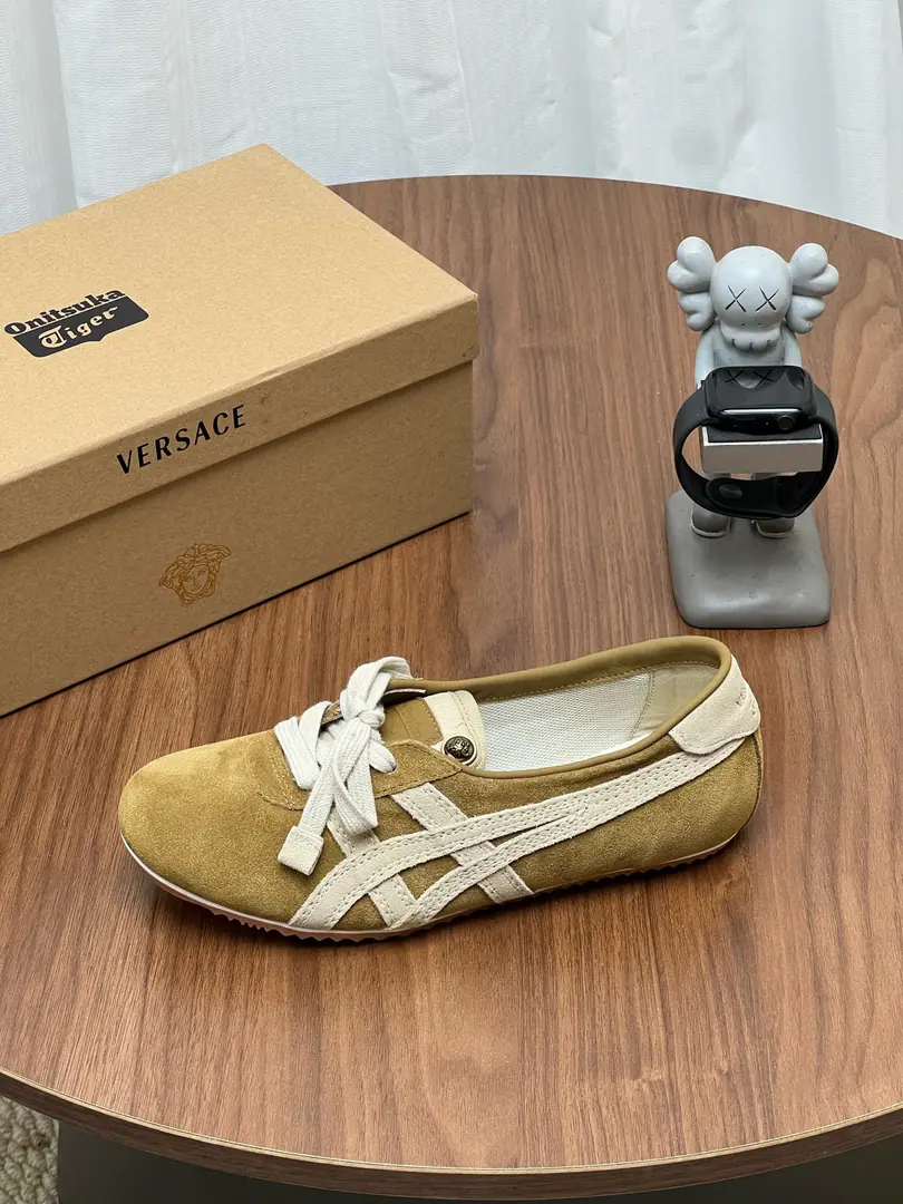 It's so exclusive.（Top Version） Onitsuka Tiger x Versace Joint Series These two tigers.&The Van Schultz joint shoe money is a very luxurious conversation. The shoes are classic.TAI-CHIShoes are the base. The best from the Tonji County Factory in Japan The top-of-the-art leather is chosen to be combined with the skin. Hand- polished by craftsmen It's a unique retrograde taste. The mark of the tiger claws by the double stitch. The tongue of the shoes is wrapped in a golden Medusa with a nailing process. Show them in detail.VersaceThe luxury gene. These aren't just shoes. And a walking art that combines motion genes with high-level detail. Size: 35-40(40Do it.) Coherent package with original‼️‼️