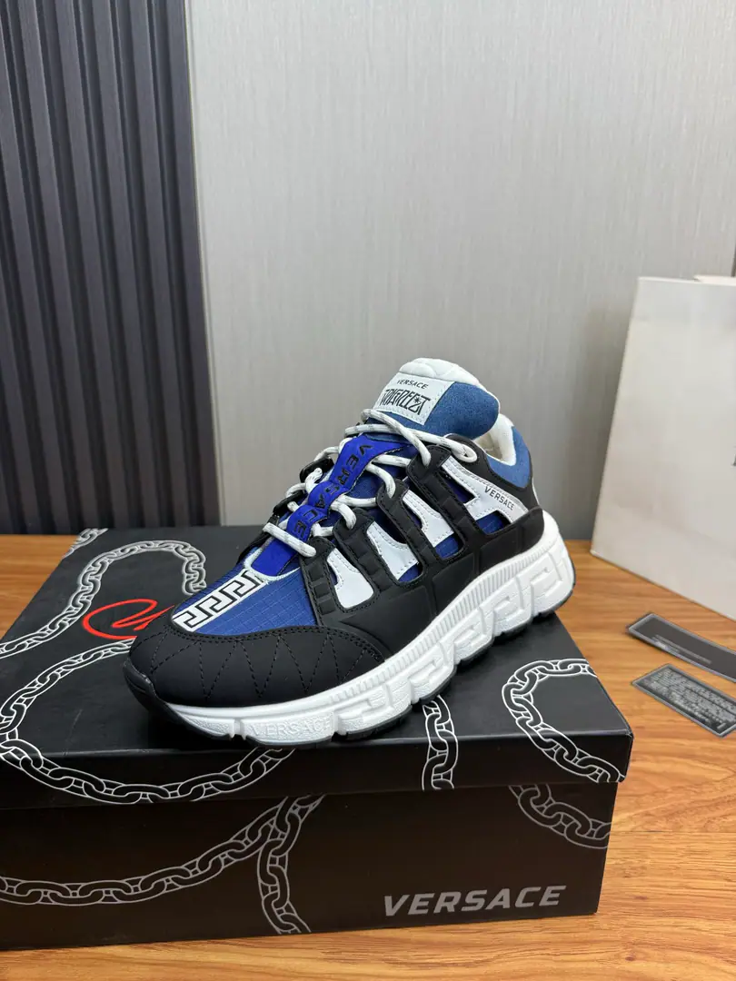 Plant Couple money.（All colors.）❤️💚 Versace.Versace's latest entertainment pops shoes.👟 A couple., Original colored hand-off shoes Fabulous.:Cow-skin fabric. Uchi.:I'm gonna get some air from my sneakers. Otsumi!:TPUOriginallogoThe beauty is so big. Size:35-46（45.46I'll make sure I don't change it.）