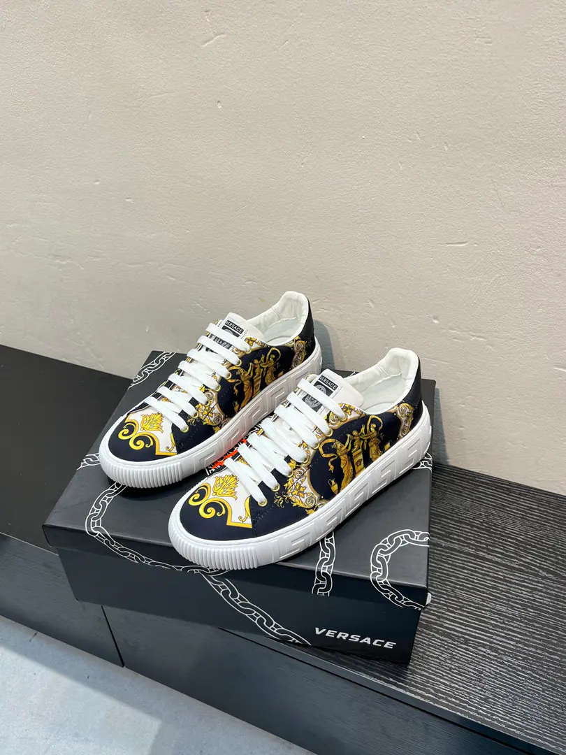 【Versace】Vancetor's little white shoes and leisure shoes., The cabinet is on the market.！Head-decked cow skin.➕In the cow's skin., Designed to be absolutely luxurious., Leading the new fashion concept. Codes: 36-44, 45🉑️Do it.