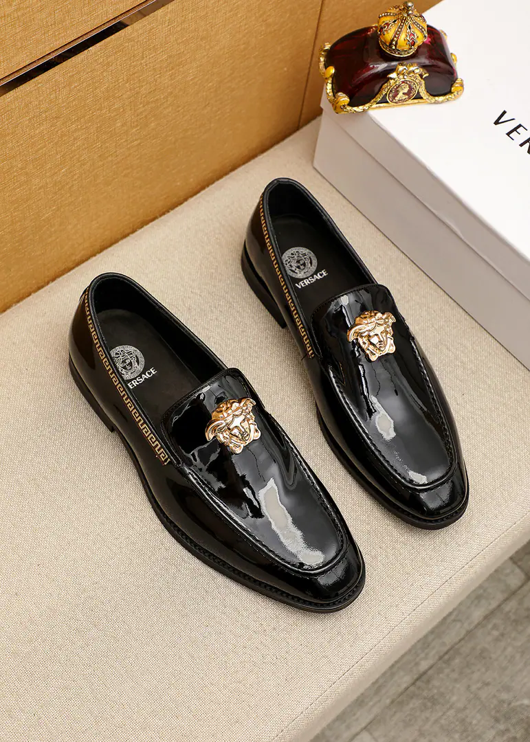💐 Trade marks: VERSACE「Versace.」Leisure shoes. Positive code number: 39-44（38.45.46🉑️Custom） Commodity materials: Select Imported a coat of fured cattle and shoes+Luxury hardware button., Imported water-tied cattle🐂Pioneer.. Strong stereo visual effects, Original Base Yin. Colour: 1⃣️Colour Optional