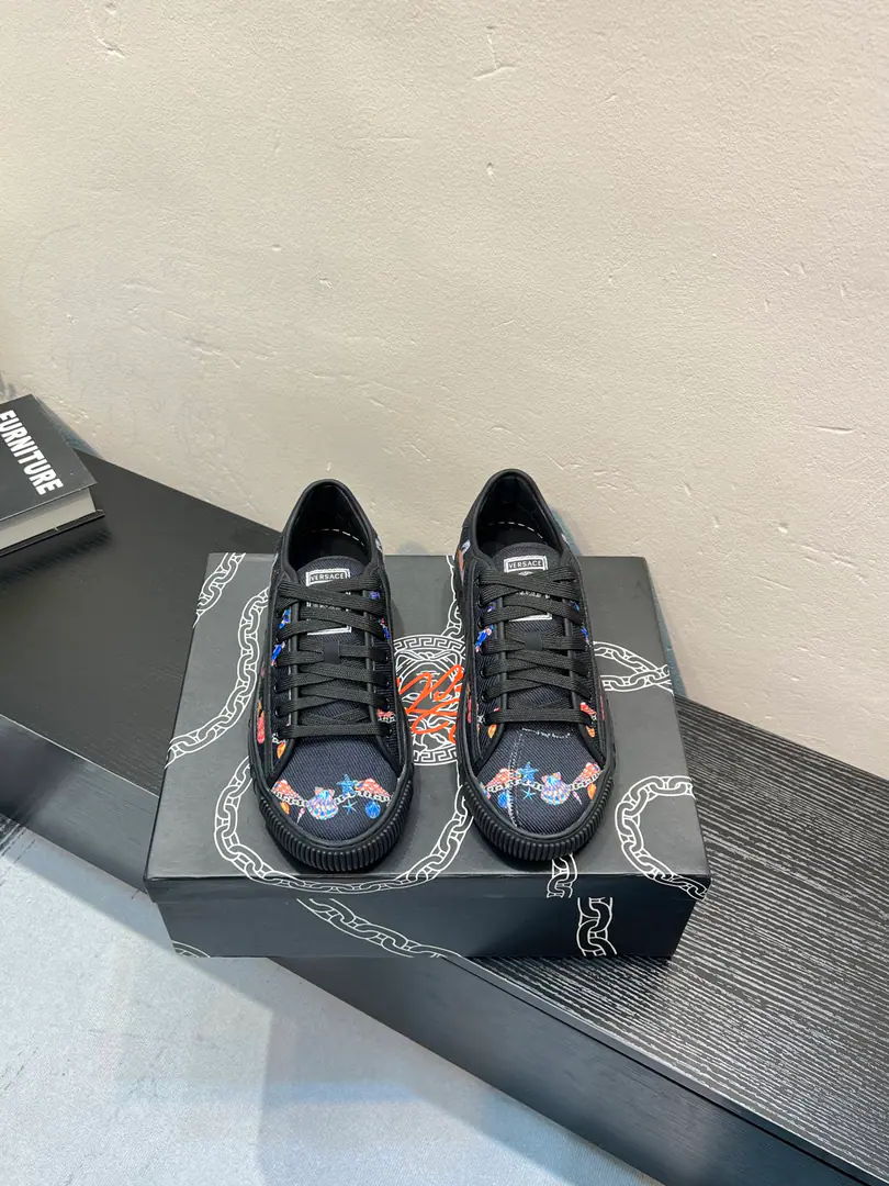 【Versace】Vancetor's little white shoes and leisure shoes., The cabinet is on the market.！Head-decked cow skin.➕In the cow's skin., Designed to be absolutely luxurious., Leading the new fashion concept. Codes: 36-44, 45🉑️Do it.