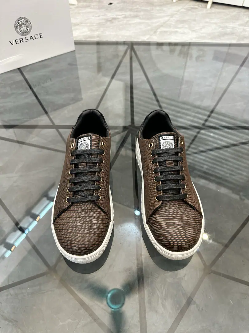 Sell Price: ¥ Trade marks: Versace* 「Versace.*」Low gang sneakers. Positive code number: 38-44(Make a reservation.45.46.) Commodity materials: The shoe is imported into the skin of the cow., In the sheep's skin., Original version of translucency mix. Part No. No.