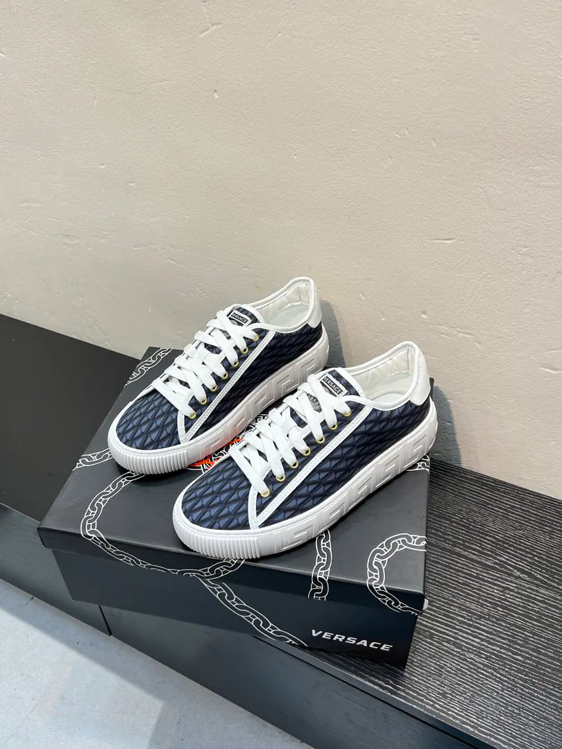 【Versace】Vancetor's little white shoes and leisure shoes., The cabinet is on the market.！Head-decked cow skin.➕In the cow's skin., Designed to be absolutely luxurious., Leading the new fashion concept. Codes: 36-44, 45🉑️Do it.