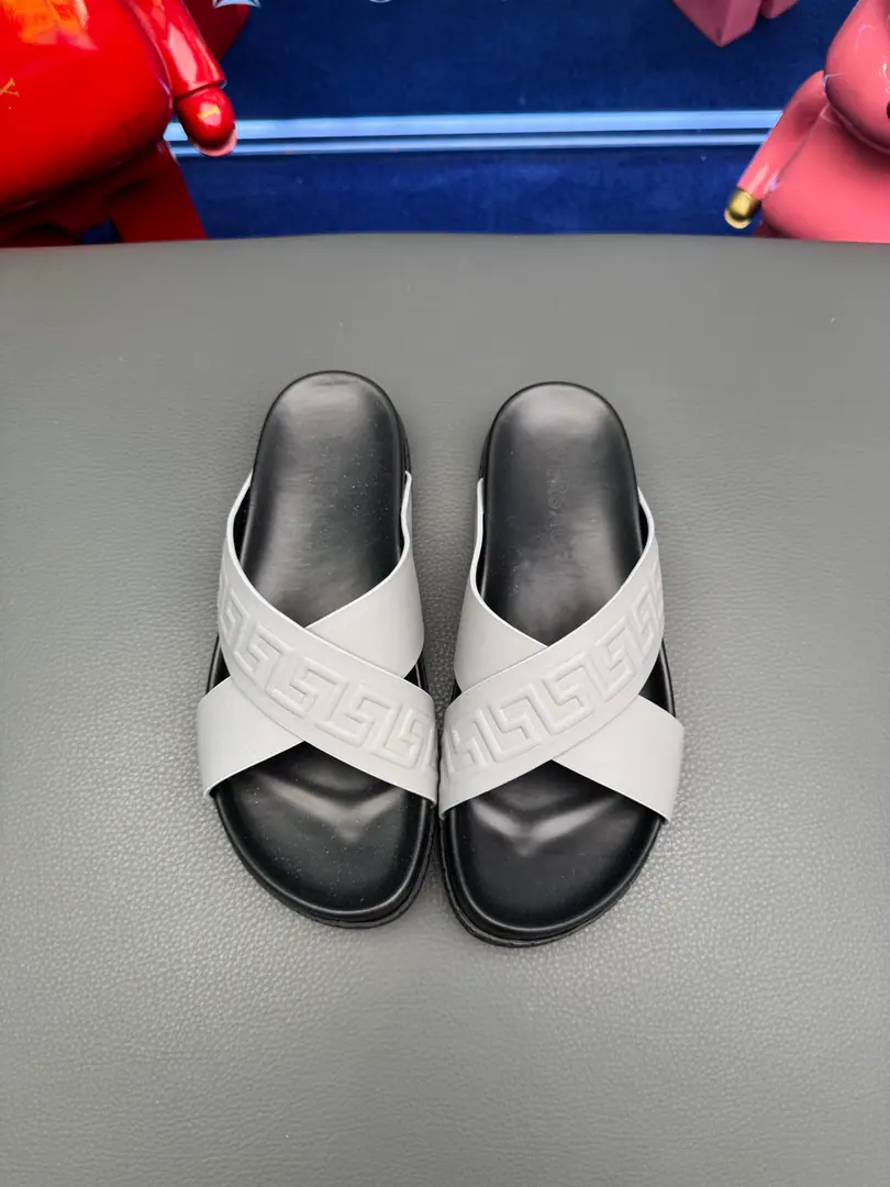Versace Versace. High-end fine. Luxury men's slippers., 1:1High-end quality, The leisure sun is so cozy., High-quality high-quality high-quality high-quality versions, It's summer time.！ Size: 39-44 38 45 46Sold