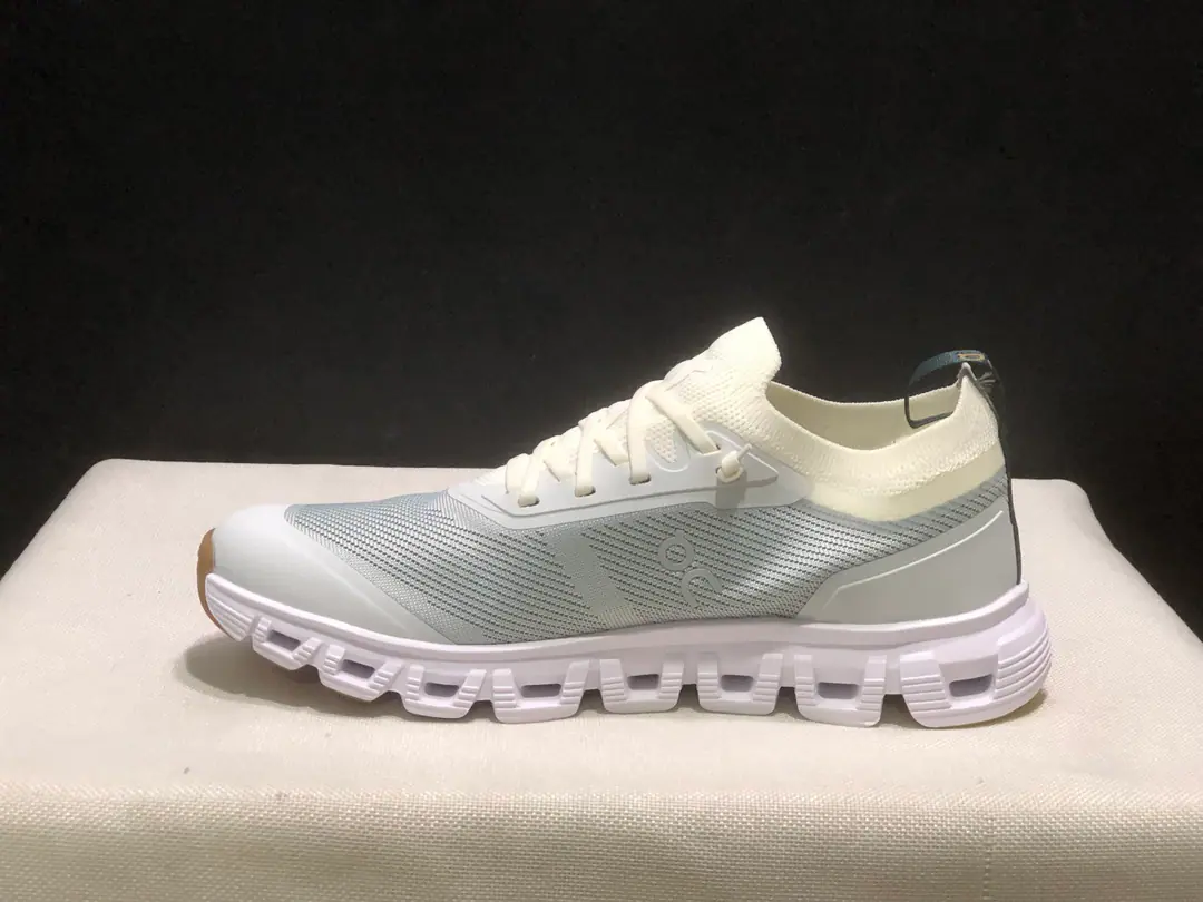 OnRun! Cloud 6 Versa It's cozy. Packaged support bounces. Life and leisure shoes. Couple shoes. Swiss high-performance sports brandonThis series of works, Shoes made of recycled polyester fibres and web-eye fabrics, Use exclusive, empty rubber soles., SideOnMarkerLoGoIt's full coverage of the suture details.. Packaging:Full set of accessories reinforced in box wrapping！ Codes:36-47Code(Positive)