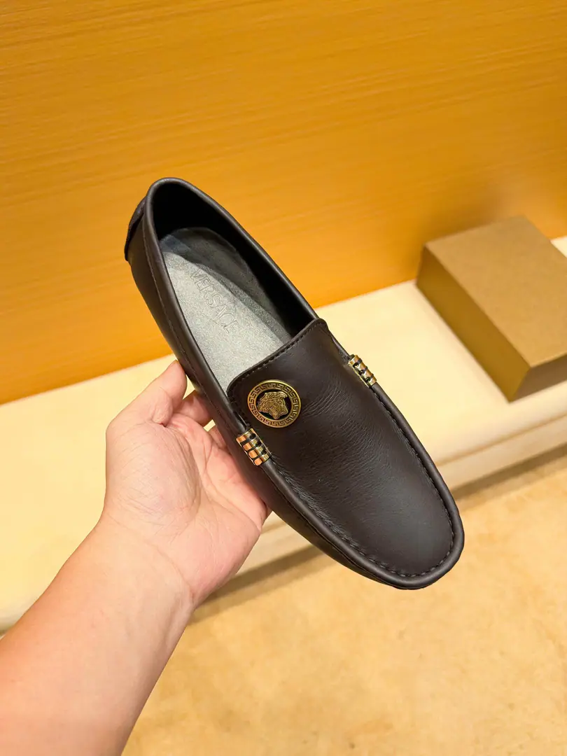 （Real value), 【VERSACEI】 The official network is now in the original version of a new high-end business-caring bean shoes., The Italian nobles are paying off., The master of fashion., No one can beat it., The star is the same., The shoe face is imported into the original cow skin.+In the original cow.(Real stuff.), The French temple is a great court of honor., This is a French fashion week show., A brand can be deep inside., A pair of shoes can make you forget., It's not just a noble thing to wear., It's more of an atmosphere.👻Standard37-47