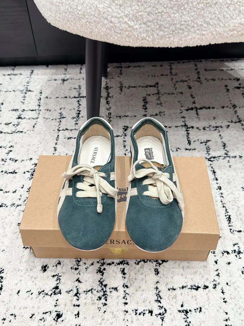 VERSAC* x Onitsuka Tige*26/ Co-deutsche shoes. A shallow mouth with a lazy, unretroactive feeling with a German shoe., A narrow-cut roundhead shoe type that's smooth and smooth., The shoe line is long and thin., Narrow, layout, foot., - Yes., The meat and feet have a good modifier effect., The strap-on-the-strap is flexible.. It's a mix of leisure and light and luxury., No color.. Retrotune and upper foot comfort., I want a nice, warm, everyday leisure shoe., This shallow mouth with the German shoes is a rare item for daily travel.. ✔️Shoe.: Bullskins./Cows are counter-feat. ✔️Uchi.: Bullskins. ✔️Otsumi!: Original version to open ✔️size: 35-40Code（40Code custom is not to be changed）