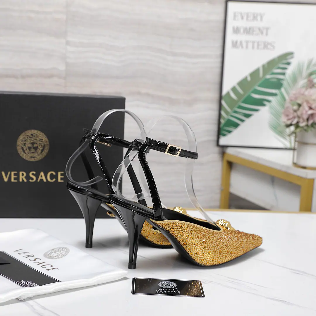 The drills are hot. VersaceVersace. 𝟐𝟎𝟐6/𝐒𝐒 GIANNI RIBBON Medusa butterfly with heels. There's a front. Medusa Butterfly knots., - We're using classics.'nastro Gianni'Sew _______________________ The overseas hot-market champion.🏆 YBUnanimously.‼Original shoe development, model🆗 The big fashion bloggers and stars., Red, We're already on the same team., ♪ So beautiful ♪, It's so impressive.！ …………………………………………………… ꫛꫀꪝ Go➫ Material ❶Shoe.: Painted skin. ❷Inside, put your feet on the inside.:Import of quality goat skin ❸He's tall.: 8.5cm ❹Shoes under the sole.: ItalyItalyBig-ass cow. ❺Codes: 𝟑𝟓-𝟒𝟏（𝟒𝟎/𝟒𝟏/42Custom without re-offer） ❼Packaging: Full original package ❽Level: Top Version