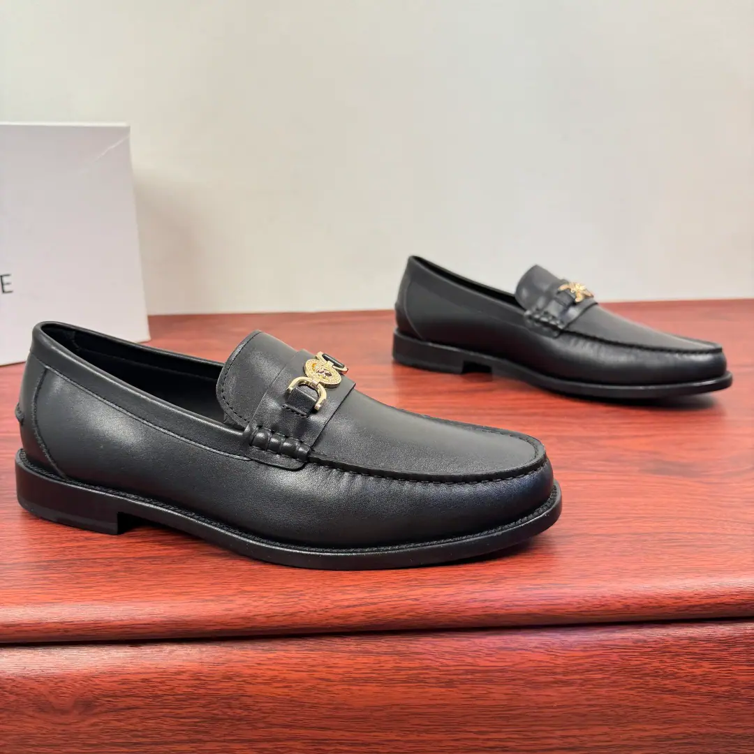 Versace/Versace. The new man is a real Pleasant Shoes., One foot and a shoe.！ Classic men's business van Schelver.: ♪ The luxury steps ♪, It's a self-contained form.！ When Versace The elegant contours of the classic Medusa badge meeting LeFleur Shoes., Every step becomes a luxury declaration.. Alligator tattoos and gravy leather re-engineer., The snakes' skins are a natural hymn., The bright surfaces are running through the light.. From the commercial stale atmosphere., To the casually shaped sexual accent, Multi-materials and colour precision fit different scenarios. A fine suffix of the metal button., Make the shoe-strap a whole-shaped pen., No need to make a mistake., It's easy to show a remarkable taste., ♪ And every time you step ♪, ♪ All the fashion rhythms of your own ♪. In the twigs., That's a big import.！Professionally rigorous process, Focus on details, I'm proud of your taste.！Full package！ Size: 39-40-41-42-43-44Skins size.（Customable38.45） The cargo.: 3592Metal button Black Bull.