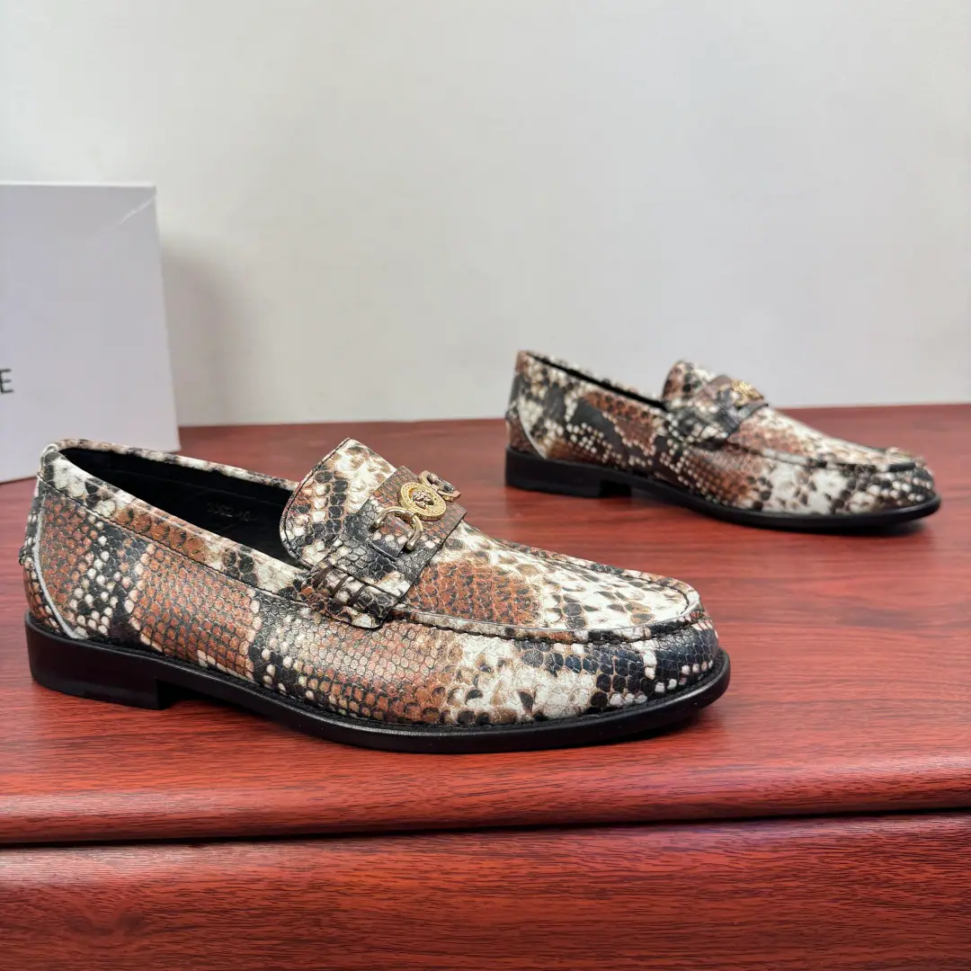 Versace/Versace. The new man is a real Pleasant Shoes., One foot and a shoe.！ Classic men's business van Schelver.: ♪ The luxury steps ♪, It's a self-contained form.！ When Versace The elegant contours of the classic Medusa badge meeting LeFleur Shoes., Every step becomes a luxury declaration.. Alligator tattoos and gravy leather re-engineer., The snakes' skins are a natural hymn., The bright surfaces are running through the light.. From the commercial stale atmosphere., To the casually shaped sexual accent, Multi-materials and colour precision fit different scenarios. A fine suffix of the metal button., Make the shoe-strap a whole-shaped pen., No need to make a mistake., It's easy to show a remarkable taste., ♪ And every time you step ♪, ♪ All the fashion rhythms of your own ♪. In the twigs., That's a big import.！Professionally rigorous process, Focus on details, I'm proud of your taste.！Full package！ Size: 39-40-41-42-43-44Skins size.（Customable38.45） The cargo.: 3592Snake. Brown.