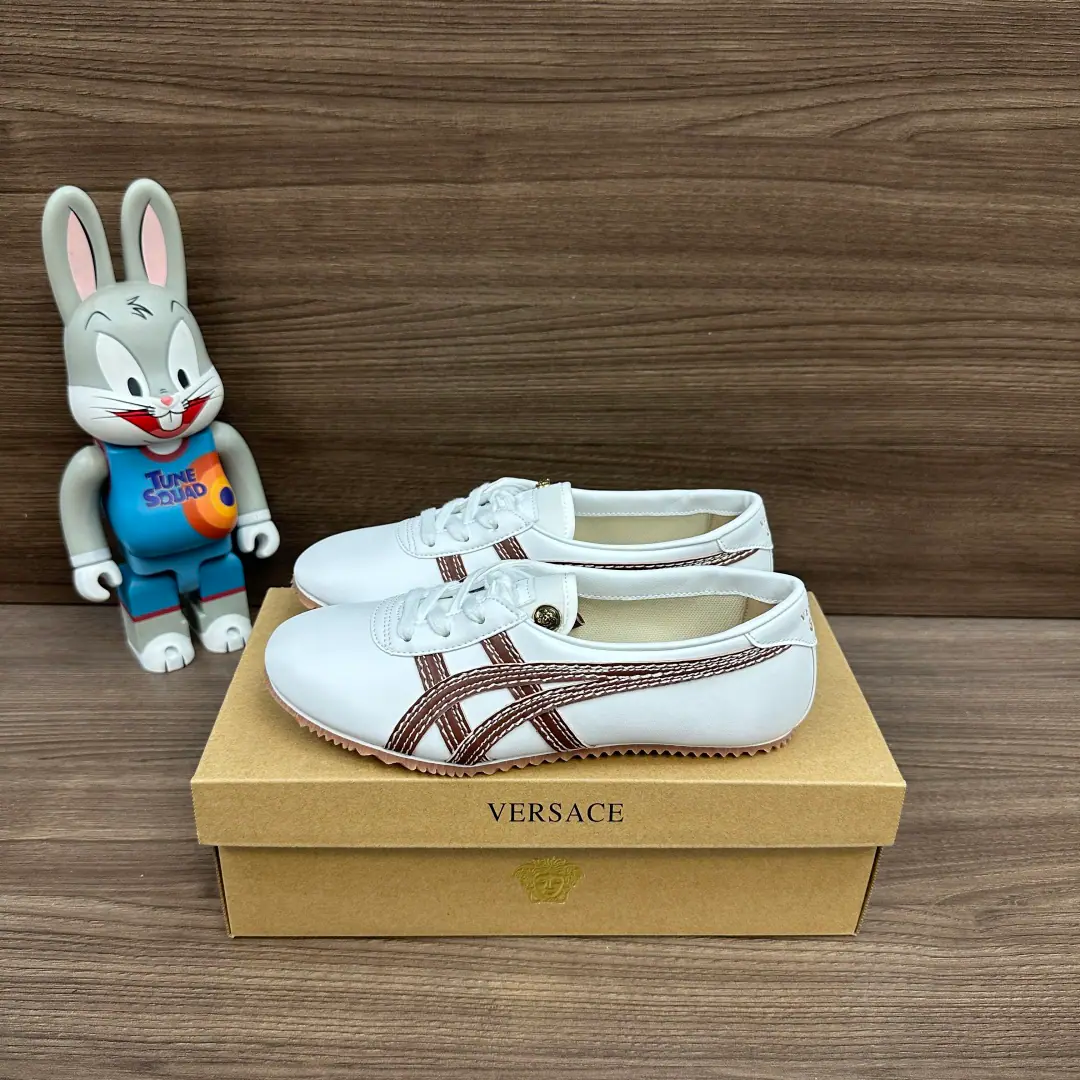 Top Version Versace x Onitsuka Tiger Ghostsucker. Versace. Joint contributions Tai-ChiSakura Cow-hair-hair-hung The belt is flat. Low-ass leisure shoes. Use Italian Napa soft cow shoes, With a thick cow skin and a colored double-bard car stitch., All goats' skins lined with cushions for the shock., ♪ Slipper-proof thinner ♪, It's a gold-plated Medusa.. Manual fine-decree cold-coated, The skin is soft and the foot is not grinding., Wear solid.. Packaging: Packing of things.！ Codes: 35-40Code