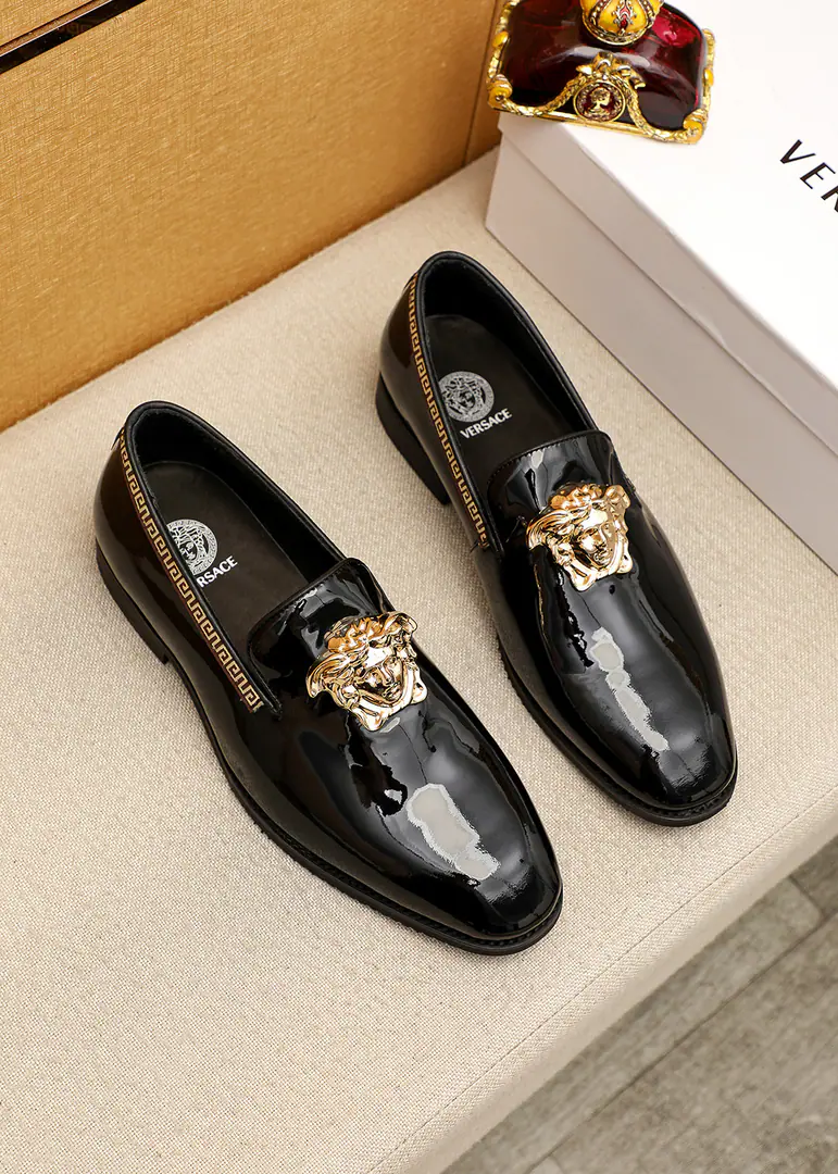 💐 Trade marks: VERSACE「Versace.」Leisure shoes. Positive code number: 39-44（38.45.46🉑️Custom） Commodity materials: Select Imported a coat of fured cattle and shoes+Luxury hardware button., Imported water-tied cattle🐂Pioneer.. Strong stereo visual effects, Original Base Yin. Colour: 1⃣️Colour Optional