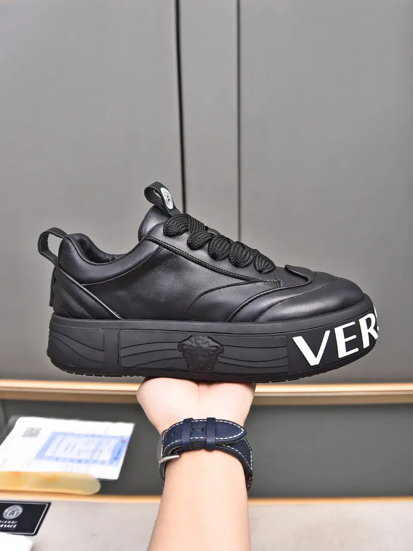 P VERSACE——Versace. 2024New Series, Medusa's Men's Low-Little Shoes.！Use the most popular element development of the year！Tide！Personality！ Import head-decked cow skin➕Imported mats！Original version to open！Multi-Current Selection！39-44（38 45 46Do it.）