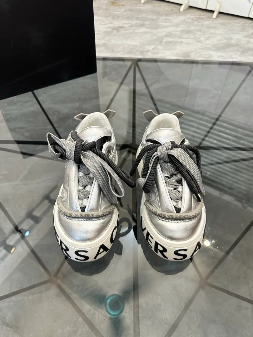 Sell Price: ¥ Trade marks: Versace*「Versace.*」Low-ass leisure shoes. Positive code number: 39-44(Make a reservation.38.45.46) Commodity materials: The shoe is imported into the original spelt., Into the air., Original Base. Part No. No.: 0008