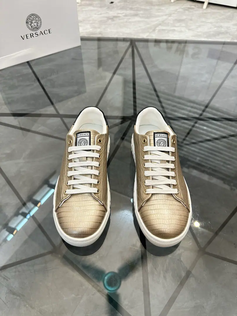 Sell Price: ¥ Trade marks: Versace* 「Versace.*」Low gang sneakers. Positive code number: 38-44(Make a reservation.45.46.) Commodity materials: The shoe is imported into the skin of the cow., In the sheep's skin., Original version of translucency mix. Part No. No.