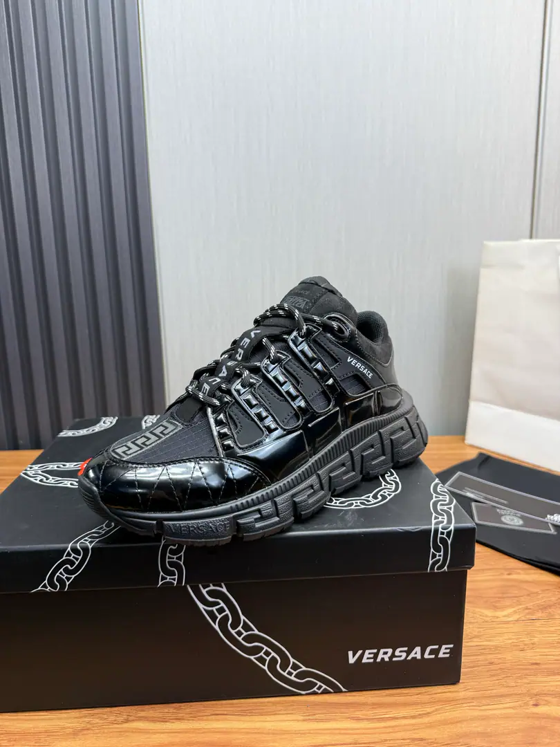 Plant Couple money.（All colors.）❤️💚 Versace.Versace's latest entertainment pops shoes.👟 A couple., Original colored hand-off shoes Fabulous.:Cow-skin fabric. Uchi.:I'm gonna get some air from my sneakers. Otsumi!:TPUOriginallogoThe beauty is so big. Size:35-46（45.46I'll make sure I don't change it.）