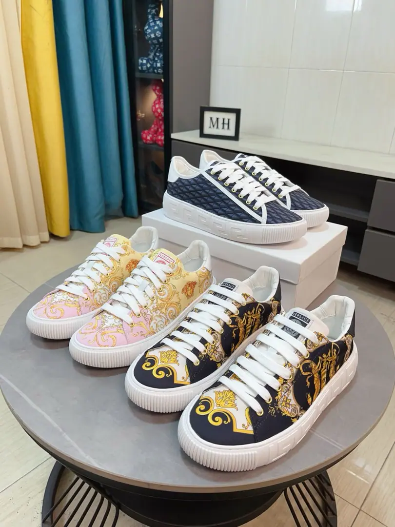 Get out of the factory.🌸🌸Versace (Versace.）Level of Requisition of the Real Product, Import originals, Import original air network fabric, Fashion dropsters in the webpaperLOGOFilm mix., Print the floors and foot, Sports and leisure style, Original Counter Quality, The original jacceed rubber mixes the base of the bubble rubber（Soft and cozy.）36-44, 45, 46Do it.