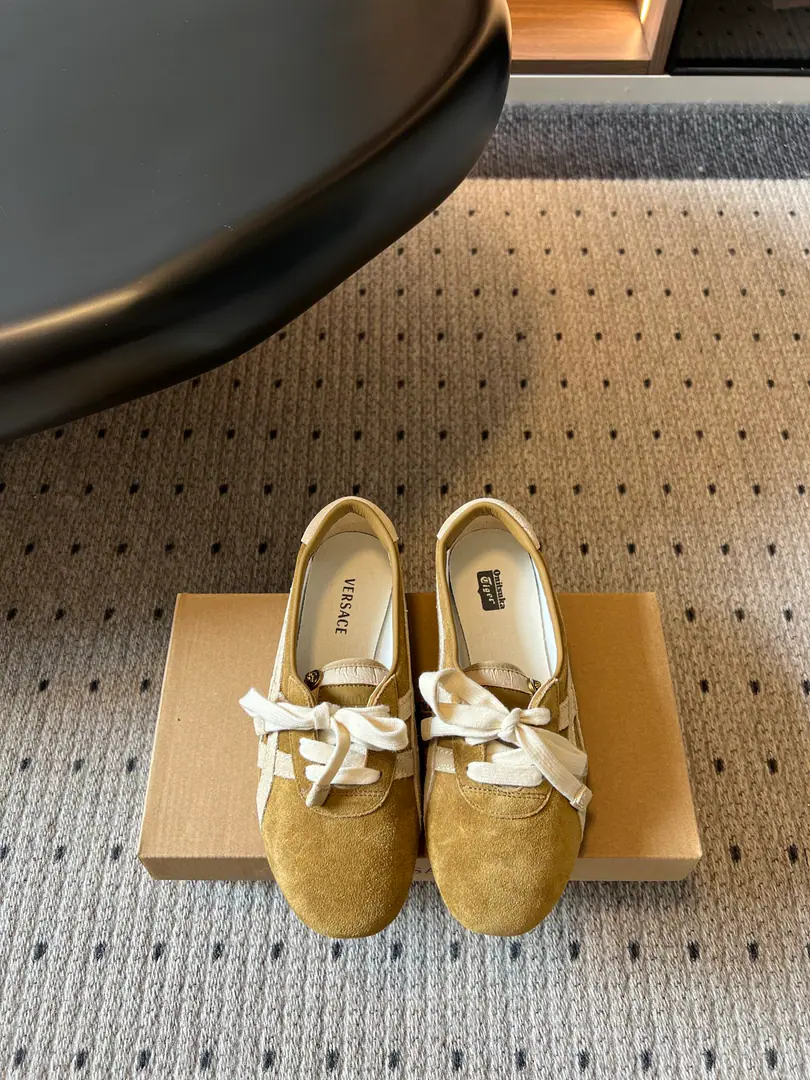 VERSAC* x Onitsuka Tige*26ssCo-deutsche shoes. A shallow mouth with a lazy, unretroactive feeling with a German shoe., A narrow-cut roundhead shoe type that's smooth and smooth., The shoe line is long and thin., Narrow, layout, foot., - Yes., The meat and feet have a good modifier effect., The strap-on-the-strap is flexible.. It's a mix of leisure and light and luxury., No color.. Retrotune and upper foot comfort., I want a nice, warm, everyday leisure shoe., This shallow mouth with the German shoes is a rare item for daily travel.. Shoe.: Bullskins./Cows are counter-feat. Uchi.: Bullskins. Otsumi!: Original version to open size: 35-40Code（40Code custom is not to be changed）