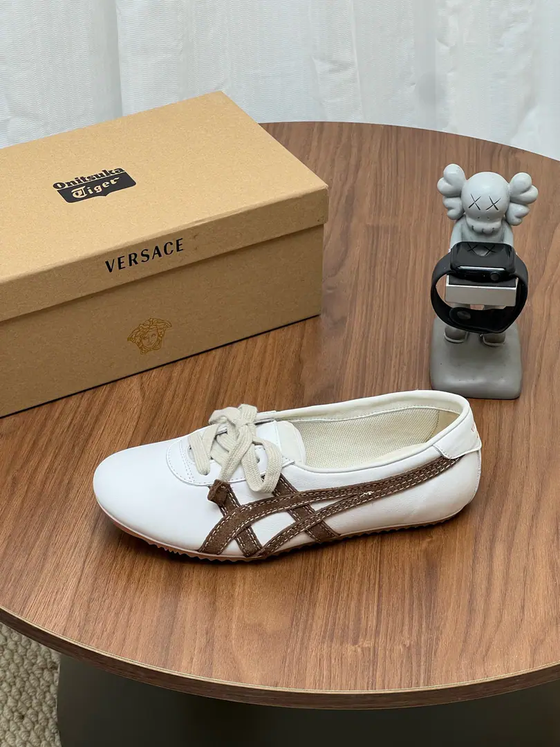 It's so exclusive.（Top Version） Onitsuka Tiger x Versace Joint Series These two tigers.&The Van Schultz joint shoe money is a very luxurious conversation. The shoes are classic.TAI-CHIShoes are the base. The best from the Tonji County Factory in Japan The top-of-the-art leather is chosen to be combined with the skin. Hand- polished by craftsmen It's a unique retrograde taste. The mark of the tiger claws by the double stitch. The tongue of the shoes is wrapped in a golden Medusa with a nailing process. Show them in detail.VersaceThe luxury gene. These aren't just shoes. And a walking art that combines motion genes with high-level detail. Size: 35-40(40Do it.) Coherent package with original‼️‼️