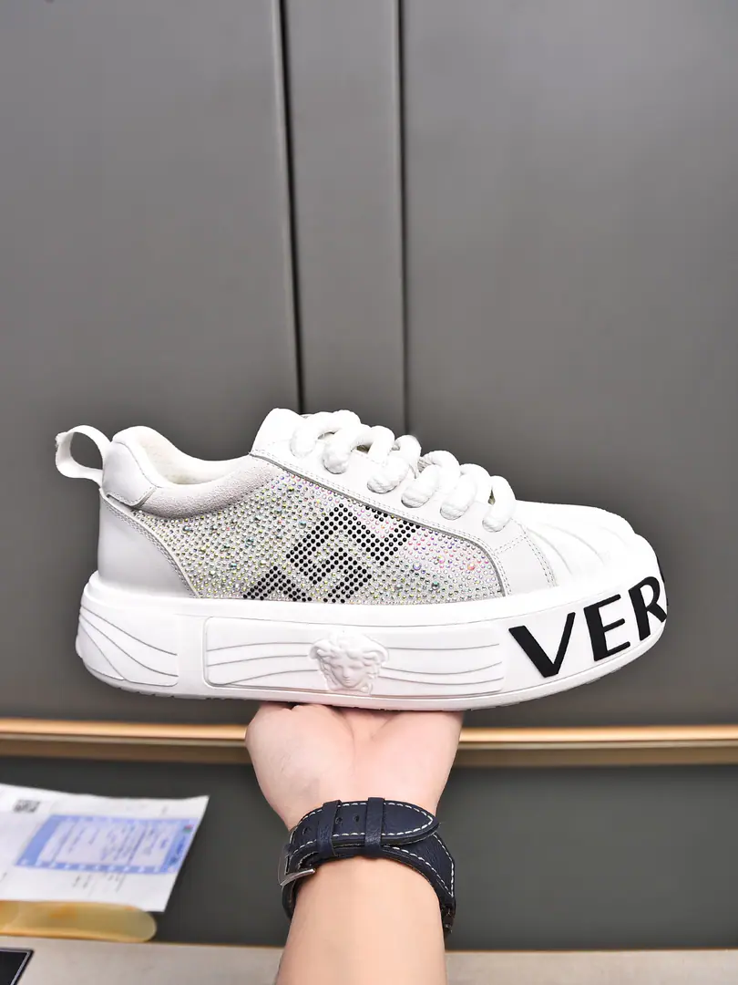 P VERSACE——The Drilling Series, Versace. 2024New Series, Medusa's Men's Low-Little Shoes.！Use the most popular element development of the year！Tide！Personality！ Imported pellets of cattle and skins.➕Imported mats！Original version to open！Multi-Current Selection！39-44（38 45 46Do it.）