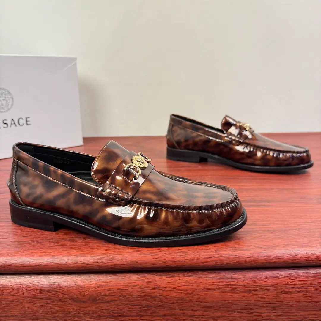 Versace/Versace. The new man is a real Pleasant Shoes., One foot and a shoe.！ Classic men's business van Schelver.: ♪ The luxury steps ♪, It's a self-contained form.！ When Versace The elegant contours of the classic Medusa badge meeting LeFleur Shoes., Every step becomes a luxury declaration.. Alligator tattoos and gravy leather re-engineer., The snakes' skins are a natural hymn., The bright surfaces are running through the light.. From the commercial stale atmosphere., To the casually shaped sexual accent, Multi-materials and colour precision fit different scenarios. A fine suffix of the metal button., Make the shoe-strap a whole-shaped pen., No need to make a mistake., It's easy to show a remarkable taste., ♪ And every time you step ♪, ♪ All the fashion rhythms of your own ♪. In the twigs., That's a big import.！Professionally rigorous process, Focus on details, I'm proud of your taste.！Full package！ Size: 39-40-41-42-43-44Skins size.（Customable38.45） The cargo.: 3592Spotted brown.