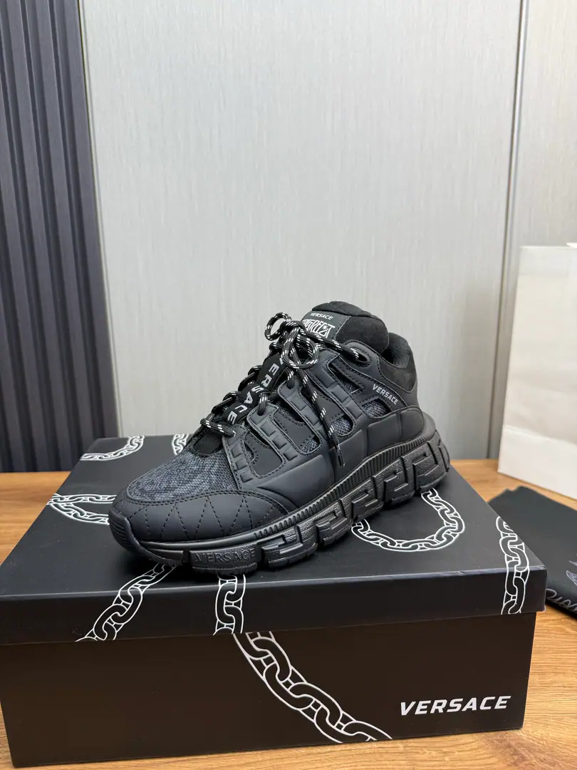 Plant Couple money.（All colors.）❤️💚 Versace.Versace's latest entertainment pops shoes.👟 A couple., Original colored hand-off shoes Fabulous.:Cow-skin fabric. Uchi.:I'm gonna get some air from my sneakers. Otsumi!:TPUOriginallogoThe beauty is so big. Size:35-46（45.46I'll make sure I don't change it.）